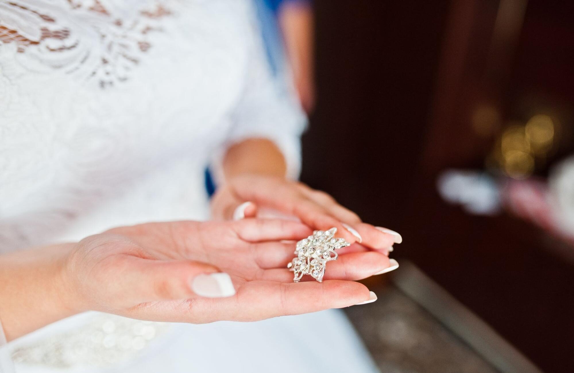 broches de plata para boda como colocarlos